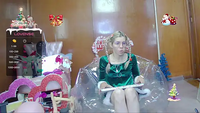 Snapshot of Skinygirl chatting on 12.13.25 Skinygirl online show from 12.13.25