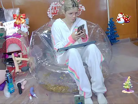 Snapshot of Skinygirl chatting on 12.14.25 Skinygirl online show from 12.14.25