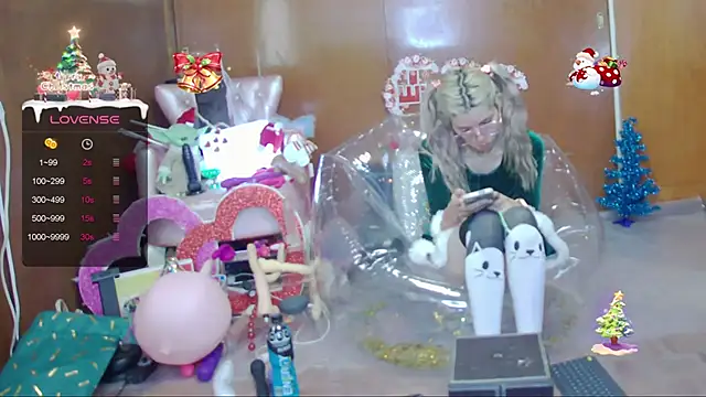 Snapshot of Skinygirl chatting on 12.17.25 Skinygirl online show from 12.17.25