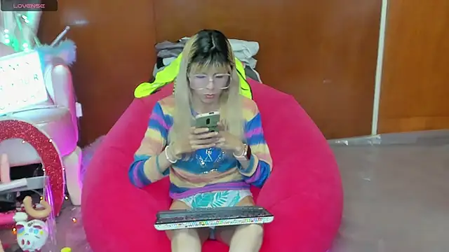 Snapshot of Skinygirl chatting on 04.06.26 Skinygirl online show from 04.06.26