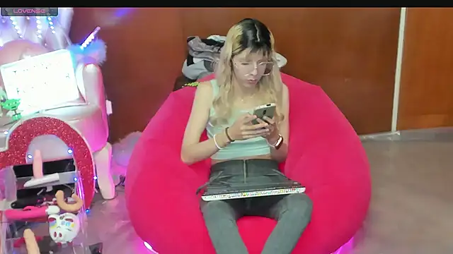 Snapshot of Skinygirl chatting on 04.08.26 Skinygirl online show from 04.08.26