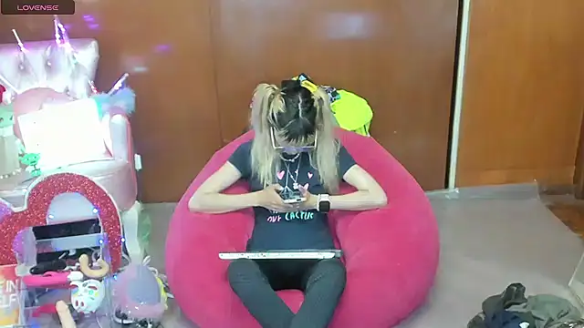 Snapshot of Skinygirl chatting on 04.16.26 Skinygirl online show from 04.16.26