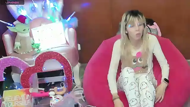 Snapshot of Skinygirl chatting on 04.24.26 Skinygirl online show from 04.24.26