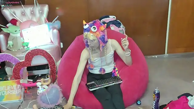 Snapshot of Skinygirl chatting on 04.29.26 Skinygirl online show from 04.29.26