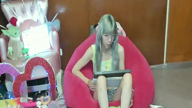 Snapshot of Skinygirl chatting on 05.04.26 Skinygirl online show from 05.04.26