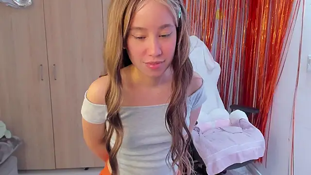 Snapshot of Anto_herrera chatting on 12.17.25 Anto herrera online show from 12.17.25