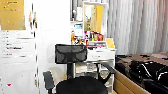 Snapshot of FuckDollNicky chatting on 12.21.24 FuckDollNicky online show from 12.21.24