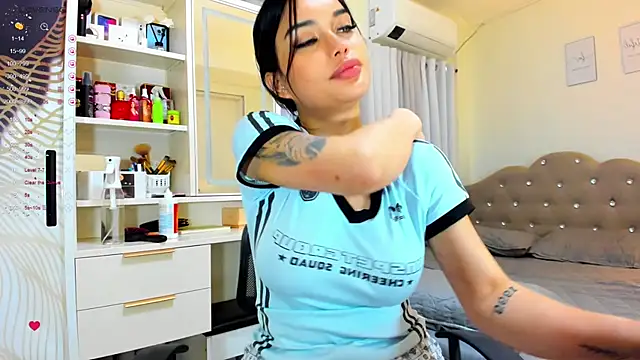 Snapshot of FuckDollNicky chatting on 02.06.25 FuckDollNicky online show from 02.06.25