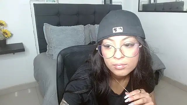 Snapshot of vaness_weet chatting on 09.15.25 vaness weet online show from 09.15.25