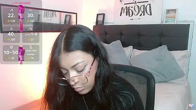 Snapshot of vaness_weet chatting on 10.11.25 vaness weet online show from 10.11.25