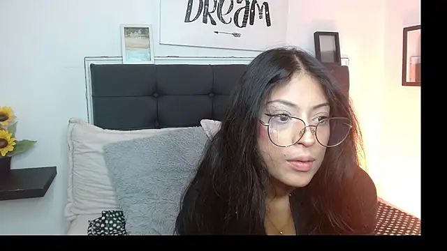 Snapshot of vaness_weet chatting on 10.19.25 vaness weet online show from 10.19.25