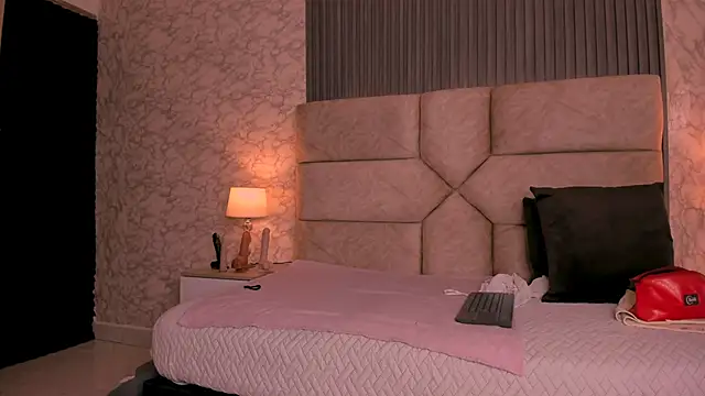 Snapshot of Cris__sweet chatting on 02.21.25 Cris  sweet online show from 02.21.25