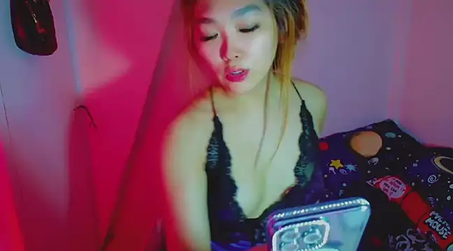 Snapshot of TR4NSCUTI3 chatting on 12.04.24 TR4NSCUTI3 online show from 12.04.24