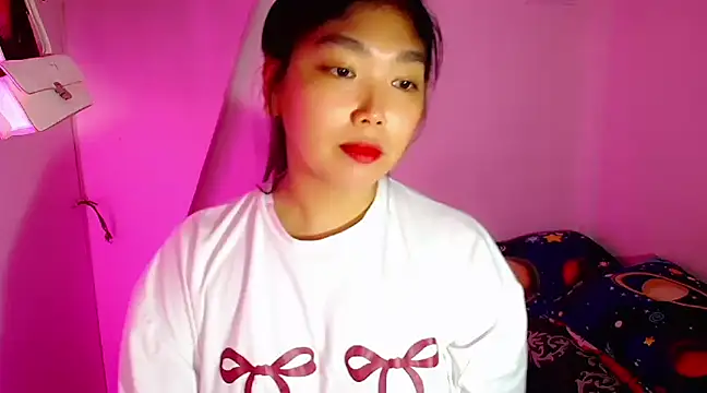 Snapshot of TR4NSCUTI3 chatting on 02.26.25 TR4NSCUTI3 online show from 02.26.25