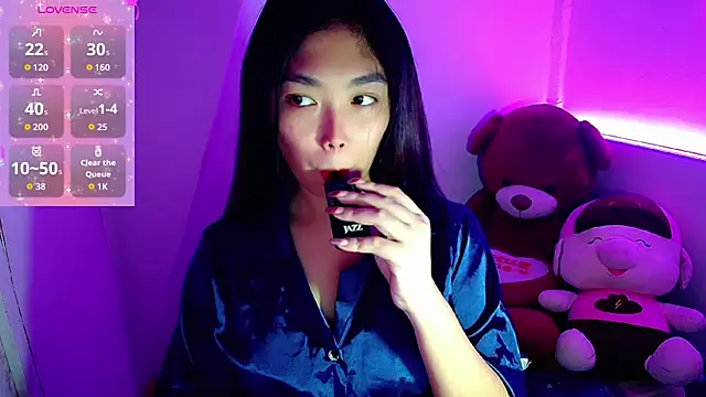 Snapshot of TR4NSCUTI3 chatting on 10.19.25 TR4NSCUTI3 online show from 10.19.25