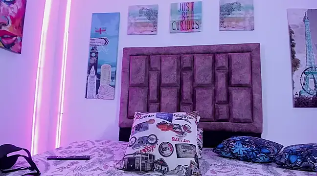 Snapshot of NaughtyAnaa chatting on 12.28.24 NaughtyAnaa online show from 12.28.24