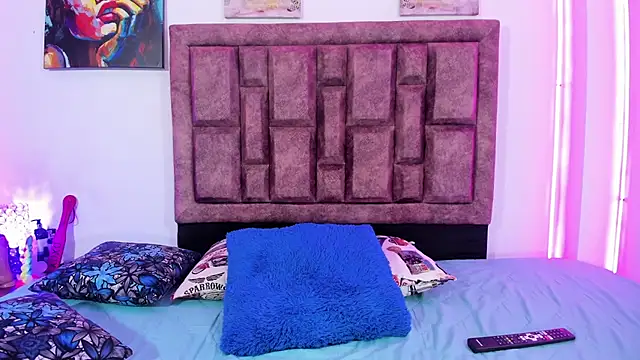 Snapshot of NaughtyAnaa chatting on 10.24.25 NaughtyAnaa online show from 10.24.25