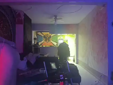 Snapshot of slankecrosdresser chatting on 12.11.24 slankecrosdresser online show from 12.11.24