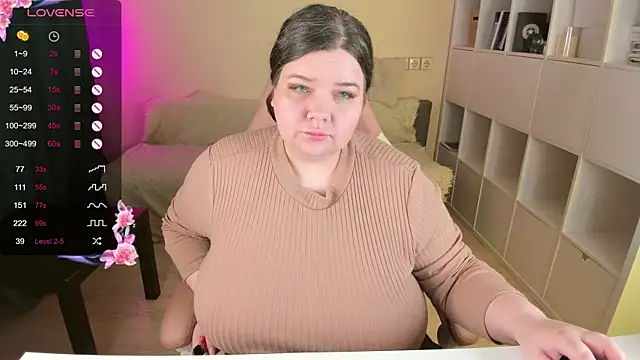 Snapshot of PlumPie chatting on 09.28.25 PlumPie online show from 09.28.25