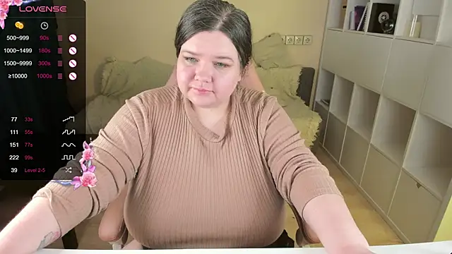 Snapshot of PlumPie chatting on 11.12.25 PlumPie online show from 11.12.25