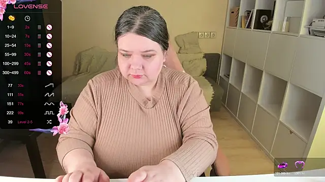 Snapshot of PlumPie chatting on 12.21.25 PlumPie online show from 12.21.25