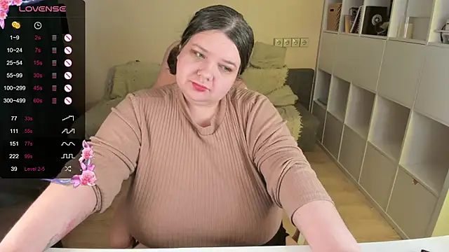 Snapshot of PlumPie chatting on 12.22.25 PlumPie online show from 12.22.25