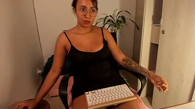 Victoriasant online show from 02.22.25