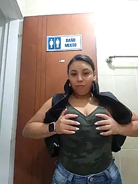 Snapshot of LizzRouse chatting on 10.11.25 LizzRouse online show from 10.11.25