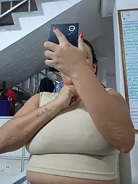 Snapshot of LizzRouse chatting on 11.04.25 LizzRouse online show from 11.04.25