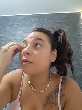 Snapshot of LizzRouse chatting on 12.18.25 LizzRouse online show from 12.18.25