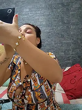 Snapshot of LizzRouse chatting on 12.22.25 LizzRouse online show from 12.22.25