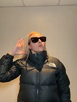 Strongqueen online show from 12.18.25