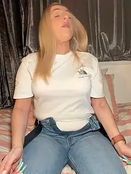 Snapshot of Strongqueen chatting on 03.15.26 Strongqueen online show from 03.15.26