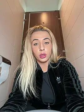 Snapshot of Strongqueen chatting on 03.21.26 Strongqueen online show from 03.21.26