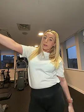 Snapshot of Strongqueen chatting on 03.22.26 Strongqueen online show from 03.22.26