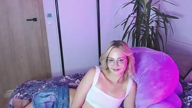 Snapshot of LexiexPlay chatting on 09.10.25 LexiexPlay online show from 09.10.25