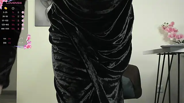 Snapshot of PoisonEvelyn chatting on 12.19.25 PoisonEvelyn online show from 12.19.25