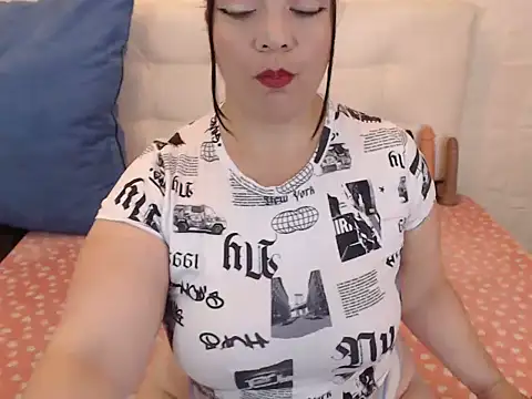 Snapshot of Angiee_BBW chatting on 03.11.25 Angiee BBW online show from 03.11.25