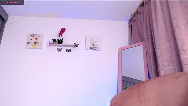 Annaross2 online show from 02.26.25