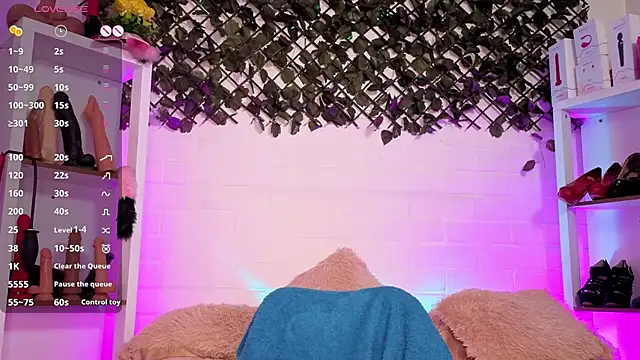 Snapshot of louise_nails chatting on 07.18.26 louise nails online show from 07.18.26