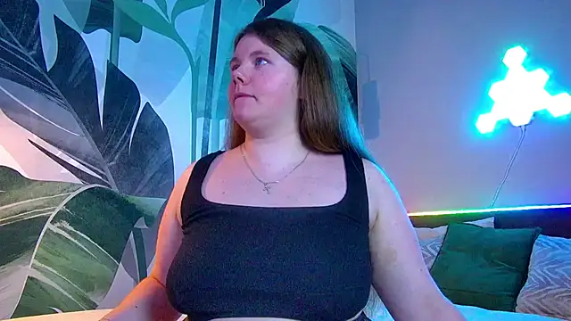 Snapshot of RubyValen chatting on 10.20.25 RubyValen online show from 10.20.25