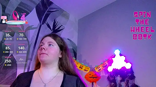 Snapshot of RubyValen chatting on 10.27.25 RubyValen online show from 10.27.25