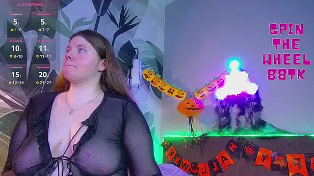 Snapshot of RubyValen chatting on 10.28.25 RubyValen online show from 10.28.25