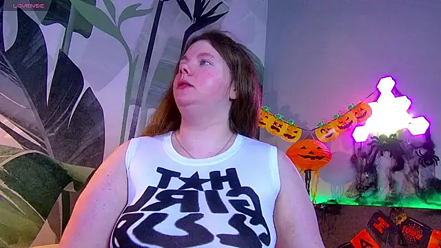 Snapshot of RubyValen chatting on 10.30.25 RubyValen online show from 10.30.25