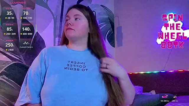 Snapshot of RubyValen chatting on 11.22.25 RubyValen online show from 11.22.25