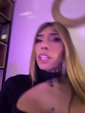 Snapshot of caroline_cossei chatting on 12.22.24 caroline cossei online show from 12.22.24