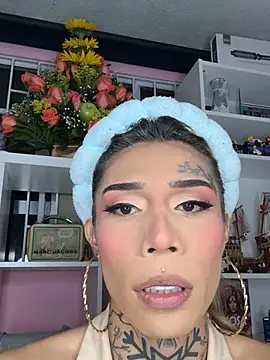 Snapshot of caroline_cossei chatting on 02.10.25 caroline cossei online show from 02.10.25