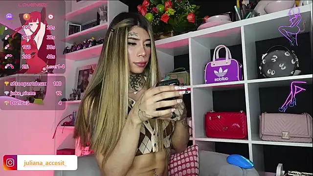 Snapshot of caroline_cossei chatting on 02.11.25 caroline cossei online show from 02.11.25