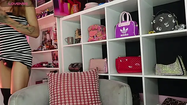 Snapshot of caroline_cossei chatting on 03.09.25 caroline cossei online show from 03.09.25