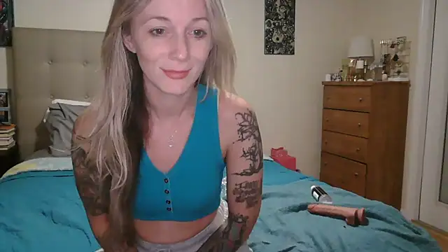 Snapshot of Heyitsmee33 chatting on 10.21.25 Heyitsmee33 online show from 10.21.25